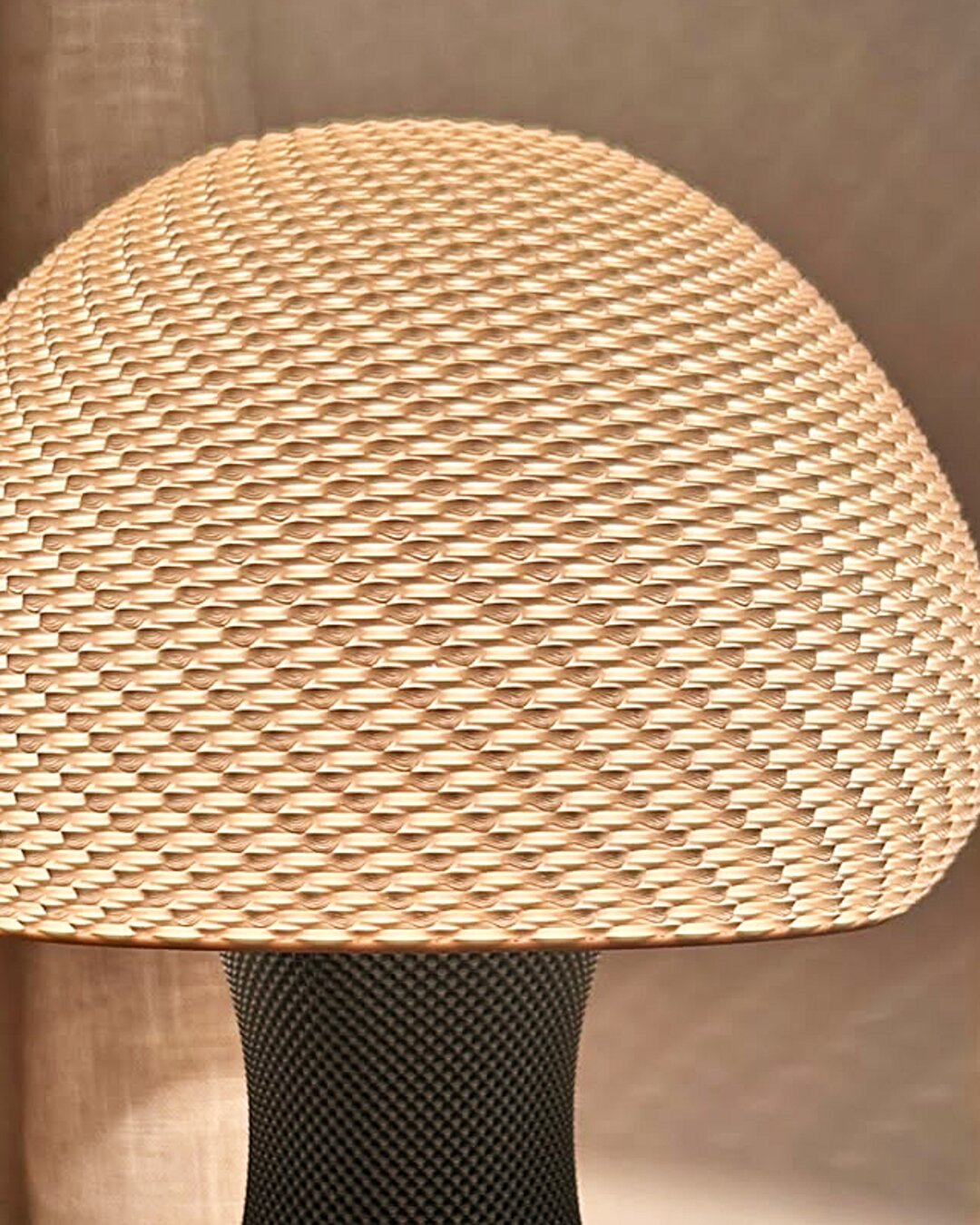 Detalhe da trama tecida impressa em 3D da luminária Eclipse acesa