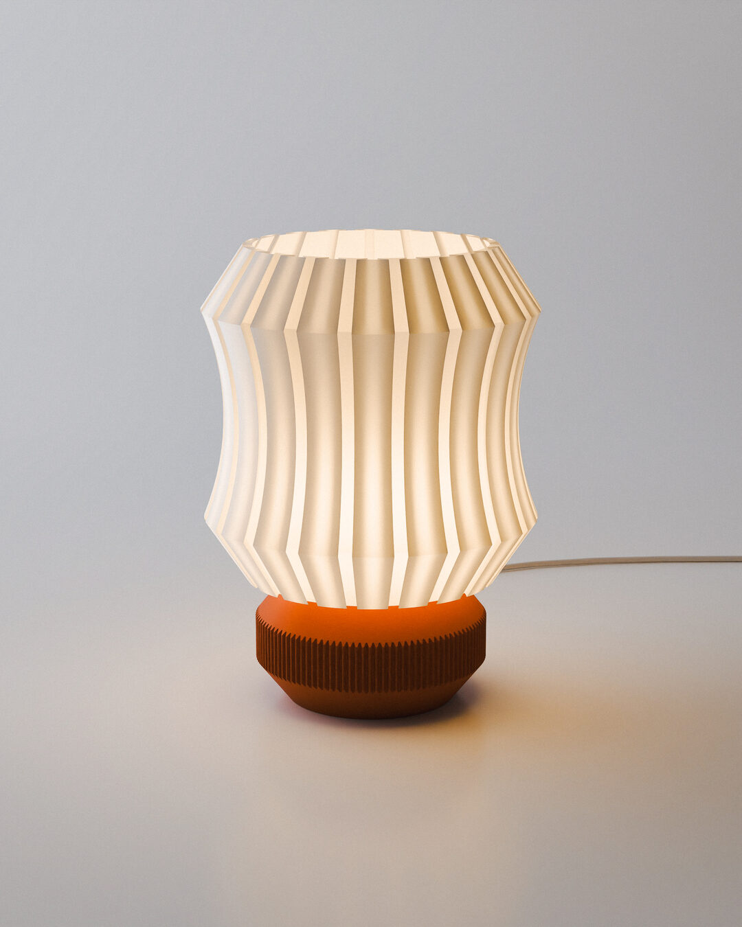 Luminária Farol acesa, cúpula plissada branca com base terracota