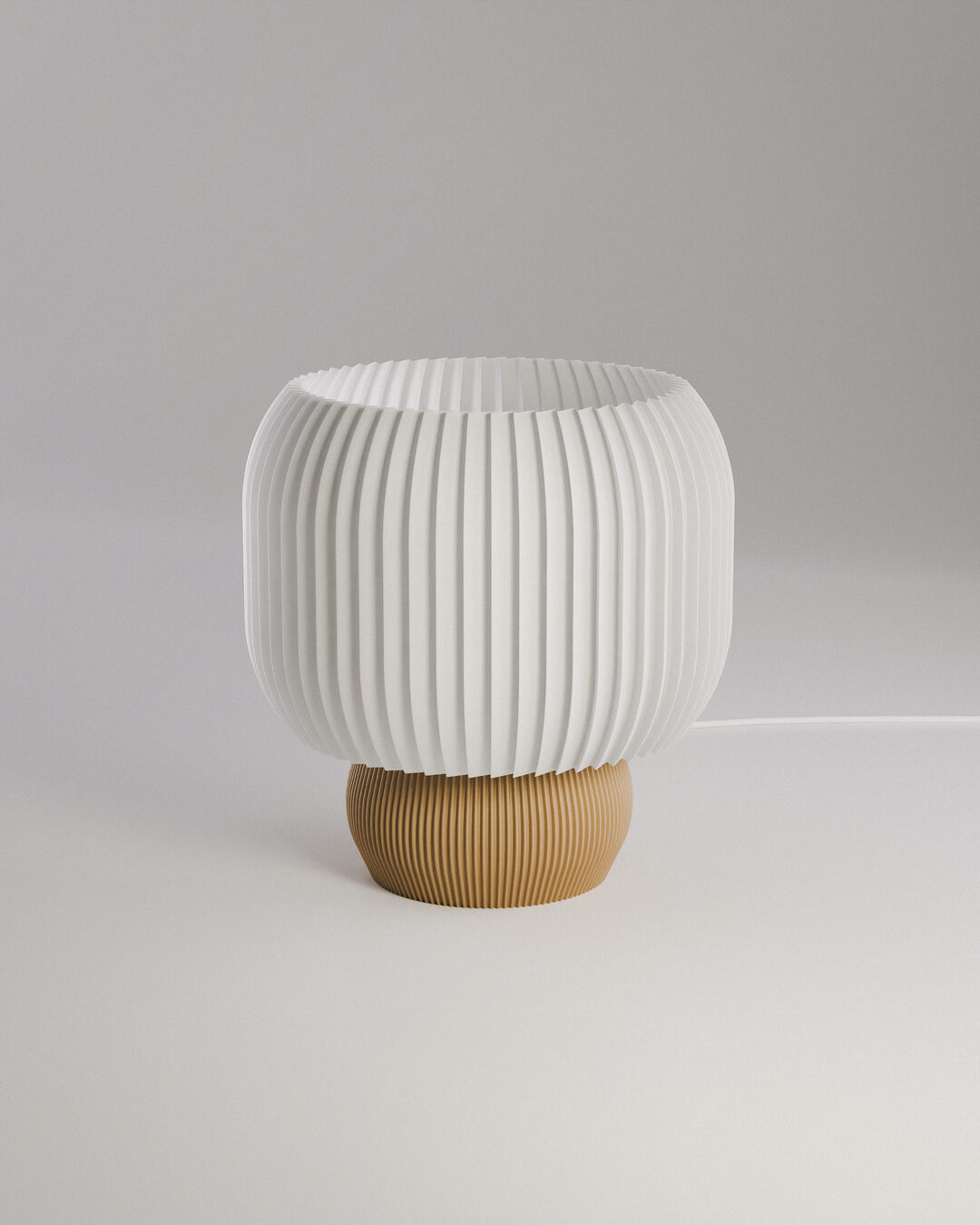 Luminária Selene apagada, cúpula plissada branca com base caramelo